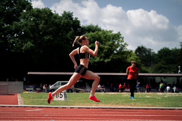 Nina Schroeter (SCC Berlin) ueber 400m Huerden am 14.05.2022 beim Nationalen Leichtathletik-Meeting im Erika-Fisch-Stadion in Hannover